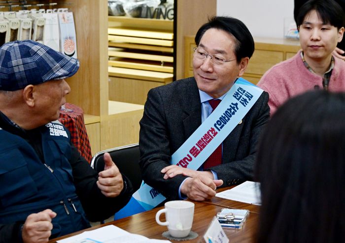 ▲ 유정복(가운데) 인천시장이 지난해 11월 인천문화예술회관역 1000원 택배 집화센터에서 소상공인 1000원 택배 배송량 100만 돌파기념 소상공인과 대화를 하고 있다.ⓒ 인천시 제공