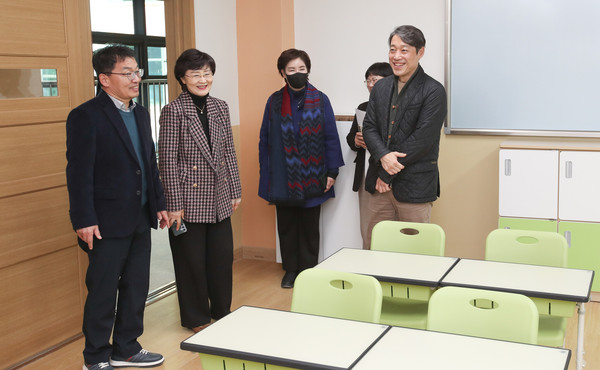 ▲ 인천시의회 교육위원회가 영종도에 있는 윤슬초등학교를 방문해 개교 준비상황을 점검하고 있다. ⓒ인천시의회 제공