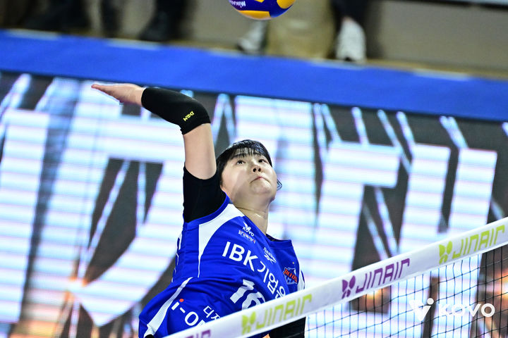 ▲ 전수민이 13득점을 뽑는 맹활약을 앞세운 기업은행이 리그 4위로 도약했다.ⓒKOVO 제공