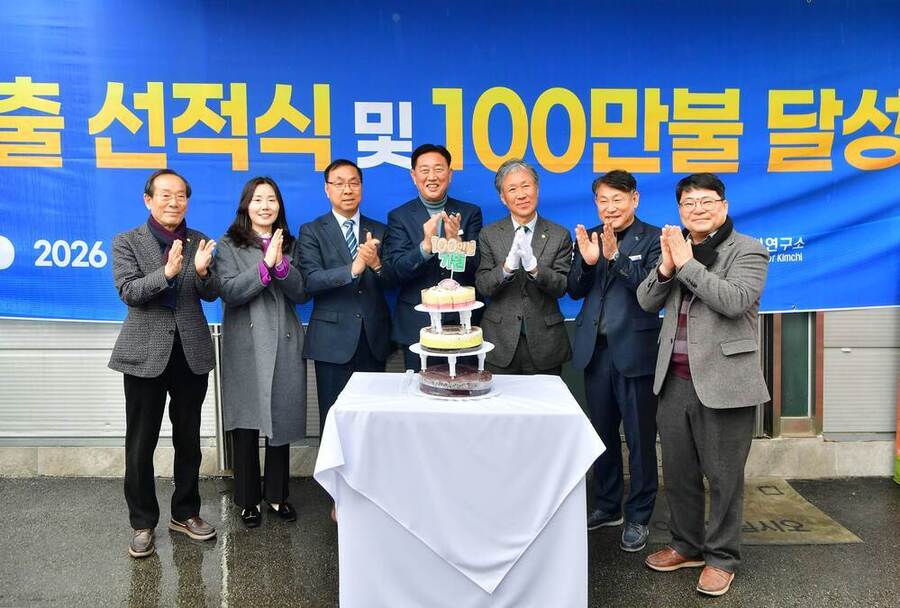 ▲ (주)새벽팜이 지난 24일 호주 수출 선적식을 가졌다.ⓒ장성군 제공