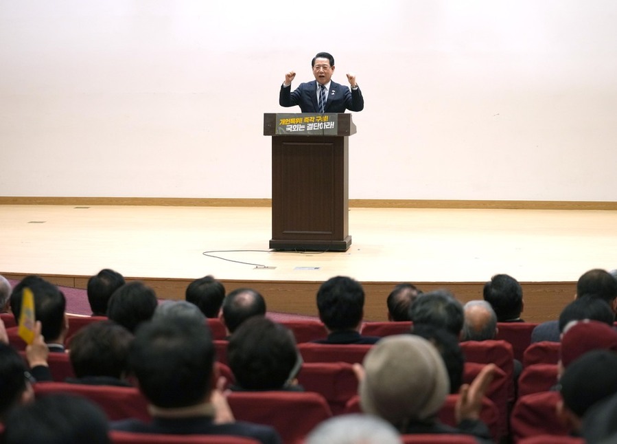 ▲ 김영록 전라남도지사가 지난 25일 서울 국회에서 열린 ‘5·18정신 헌법전문 수록 개헌 촉구 국민 결의대회’에서 인사말을 하고 있다.ⓒ전라남도 제공