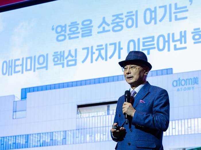 ▲ 박한길 애터미 회장이 최근'영혼을 소중히 여기는 애터미의 핵심 가치가 이루어낸 혁신 경영'을 주제로 기업 사례를 발표하고 있다,ⓒ애터미