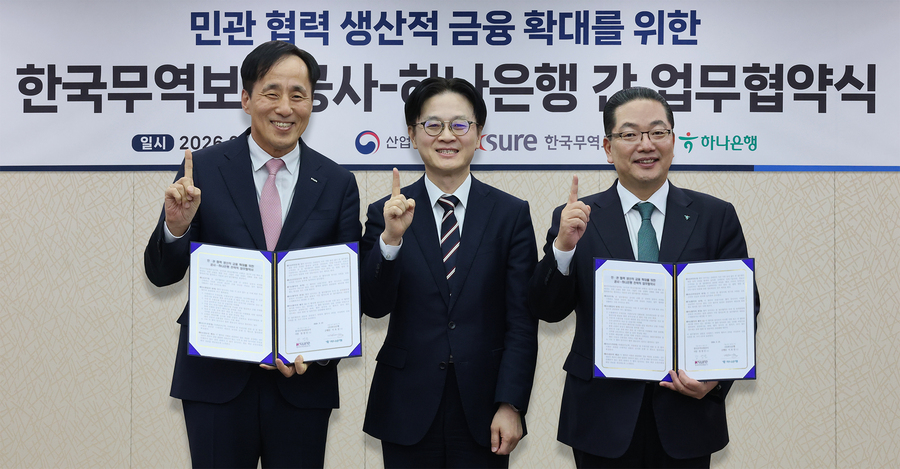 ▲ 하나은행은 지난 25일 오후 대한무역투자진흥공사(KOTRA) 본사에서 한국무역보험공사와 '민·관 협력 생산적 금융 확대를 위한 전략적 업무협약'을 체결했다.  이날 협약식에 참석한 이호성 하나은행장(사진 오른쪽)이 김정관 산업통상부 장관(사진 가운데), 장영진 한국무역보험공사 사장(사진 왼쪽)과 함께 협약서를 들고 기념 촬영을 하고 있다. ⓒ하나은행