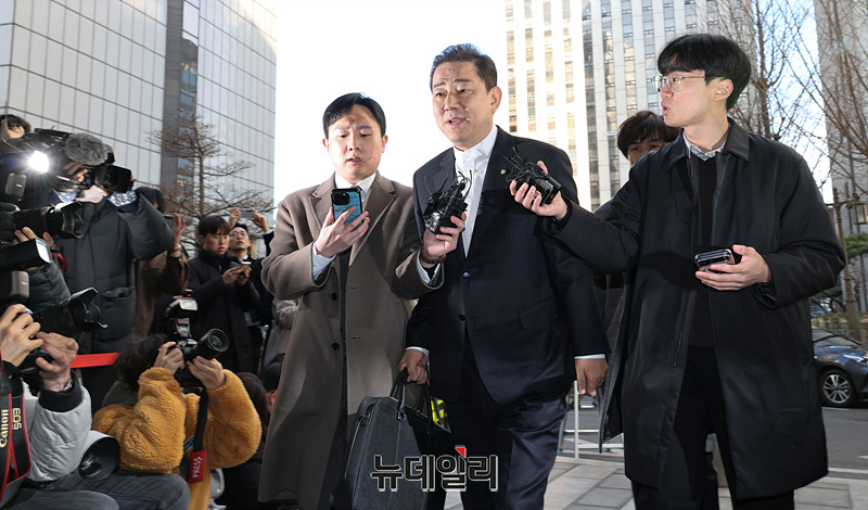 ▲ '공천헌금' 등 13개의 비위 의혹을 받는 김병기 무소속 의원이 26일 오전 서울시 마포구에 위치한 서울경찰청 공곰범죄수사대에 피의자 신분으로 출석하고 있다. ⓒ서성진 기자