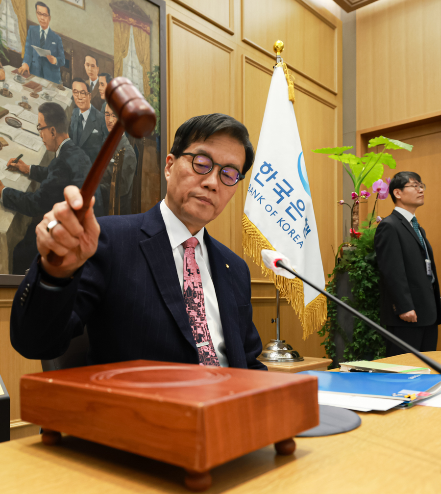 ▲ 이창용 한국은행 총재가 26일 서울 중구 한국은행 본관에서 열린 금융통화위원회 본회의에서 의사봉을 두드리고 있다. ⓒ한국은행