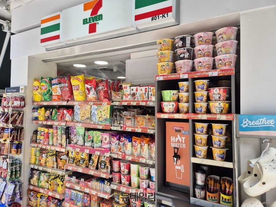 ▲ 오차도르도에 위치한 세븐일레븐 매장. 외부에서 라면을 취식할 수 있도록 꾸며져있다. 한국 라면도 쉽게 찾아볼 수 있다.ⓒ조현우 기자