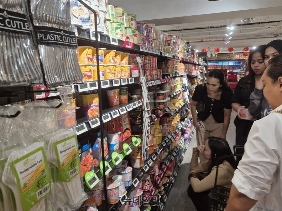 ▲ 파라곤몰 지하에 위치한 CS Fresh 매장. 이곳에서 만난 알리야 씨와 친구들이 라면을 고르고 있다.ⓒ조현우 기자