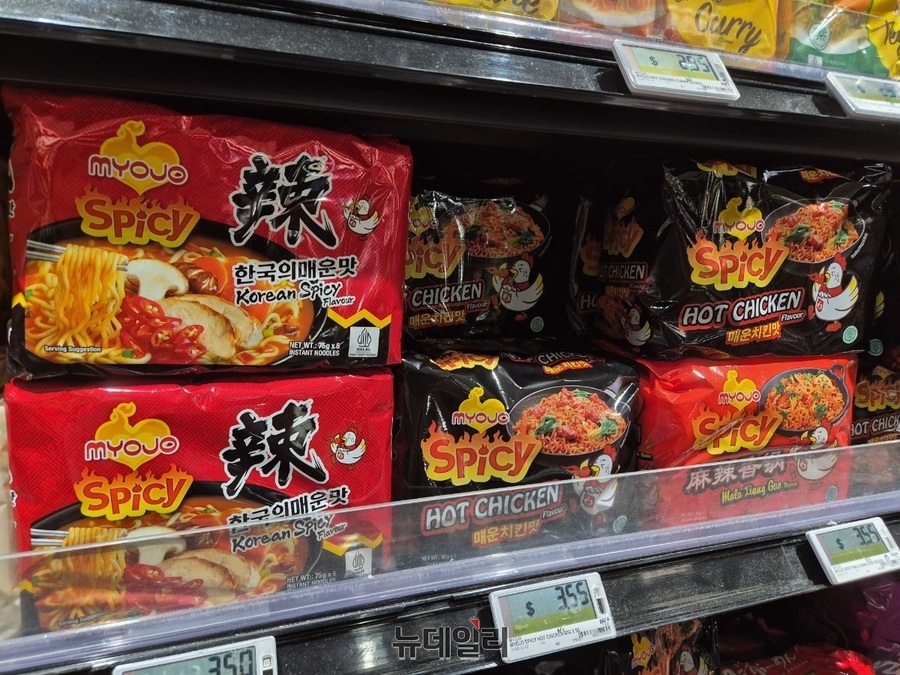 ▲ CS Fresh 라면 매대에는 한국어를 사용하는 묘조식품의 제품도 진열돼있다. 묘조식품은 불닭볶음면 미투 제품을 선보였던 일본 닛신사의 자회사다.ⓒ조현우 기자
