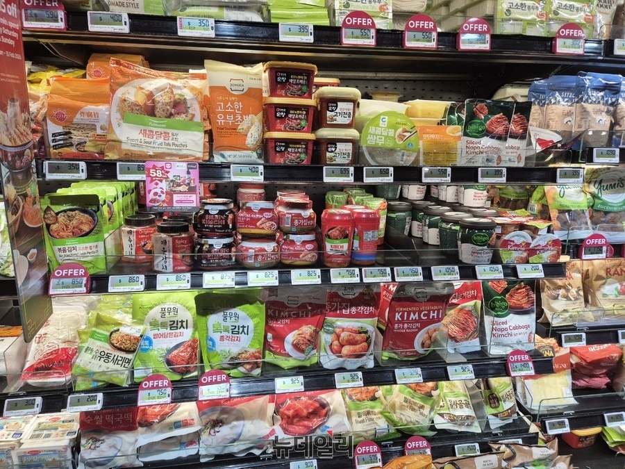 ▲ 한국 김치와 두부 등이 진열된 냉장식품 매대가 있었지만 규모는 크지 않았다.ⓒ조현우 기자