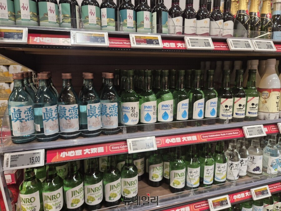 ▲ 페어프라이스 주류 코너에 배치된 한국 소주들. 전체 주류 판매 존 규모와 비교하면 극히 일부라고 봐도 될 정도였다.ⓒ조현우 기자
