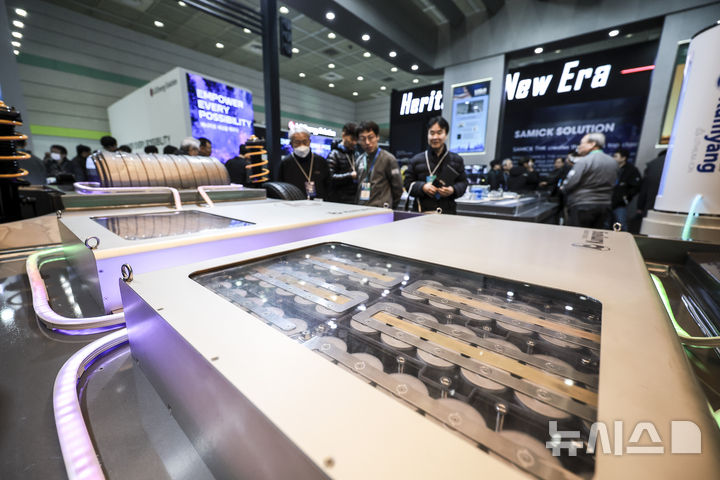 ▲ 서울 강남구 코엑스에서 열린 인터배터리 2025를 찾은 참관객들이 전기차 배터리를 살펴보고 있다. ⓒ뉴시스