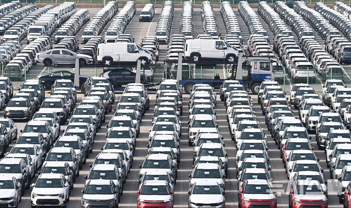 ▲ 경기 평택시 포승읍 평택항 자동차 전용부두에 선적을 기다리는 수출용 차량이 세워져 있다.ⓒ뉴시스