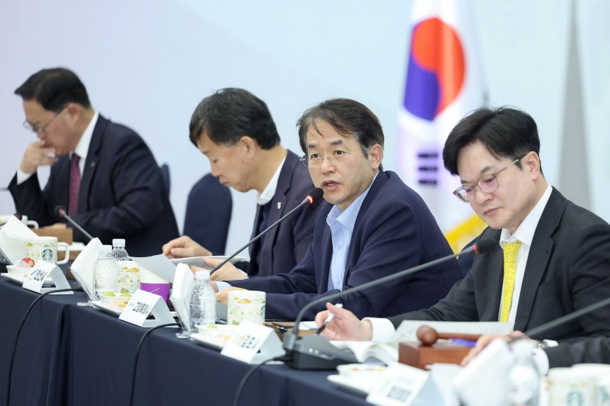 ▲ 25일 김포미디어아트센터에서 열린 경기도시장군수협의회 제10차 정기회의에서 이동환 고양시장이 발언하고 있다 ⓒ고양특례시 제공