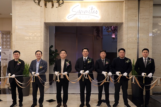 ▲ 강원랜드는 26일 VIP 임시 회원영업장 운영 개시를 기념해 하이원 그랜드호텔 5층에서 최철규 대표이사 직무대행을 비롯해 임우혁 노동조합 위원장, 안광복 상임감사 등이 참석한 가운데 현장 행사를 열고 안정적인 운영 시작을 알렸다. ⓒ강원랜드