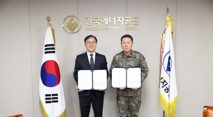 ▲ 26일 한국에너지공단 울산 본사에서 한국에너지공단 최재관 이사장(왼쪽), 대한민국 육군 참모총장 직무대리 군수참모부장 하헌철 소장(오른쪽)이 업무협약 체결 후 기념촬영을 하고 있다. (사진=한국에너지공단) ⓒ전성무 기자