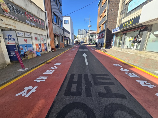 ▲ 주정차 홀짝제 노면표시 및 안내표지판 설치 모습. ⓒ양양군