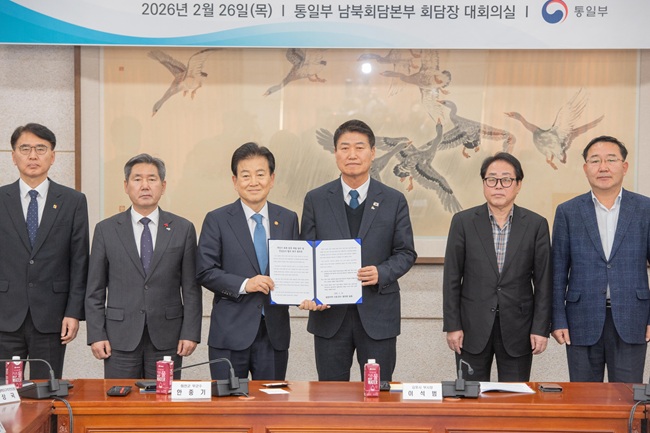 ▲ 함명준 고성군수는 이날 '무인기 대북 침투 재발 방지 및 진상조사 철저 촉구 결의문'을 정동영 통일부 장관에게 전달했다. ⓒ고성군