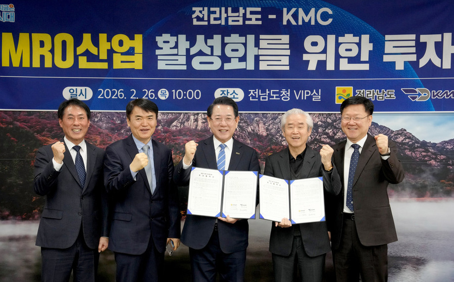 ▲ 김영록 전라남도지사가 26일 도청 접견실에서 박봉철 美 KMC社 회장과 무안항공특화단지 MRO산업 활성화를 위한 투자협약을 하고 있다.ⓒ전라남도 제공