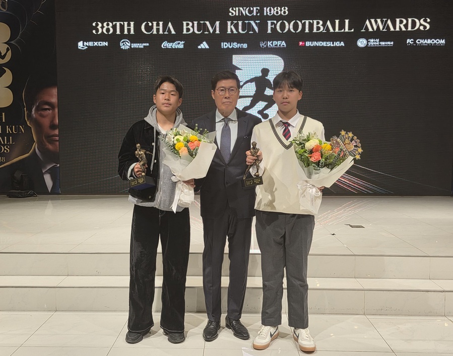 ▲ 달성군청 유소년축구단(감독 배대호)은 지난 26일 서울 종로구 HW컨벤션센터에서 열린 ‘제38회 차범근 축구상’ 시상식에서 골키퍼 최우성과 수비수 박성준 선수가 각각 본상을 수상했다(왼쪽부터 수비수 박성준, 차범근 전 축구선수, 골키퍼 최우성).ⓒ
달성군