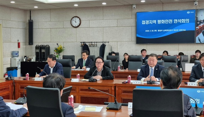 ▲ 최상기 인제군수가 26일 서울 종로구 통일부 남북회담본부에서 열린 '접경지역 평화안전 연석회의'에 참석해 접경지역의 안정적 관리와 주민 안전을 위한 협력 방안을 논의했다. ⓒ인제군