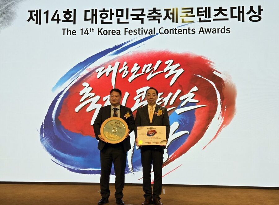 ▲ 장흥군은 지난 24일 서울에서 열린 대한민국축제콘텐츠대상 시상식에서 회령포 이순신 축제가 ‘프로그램 특별상’을 수상ⓒ장흥군 제공