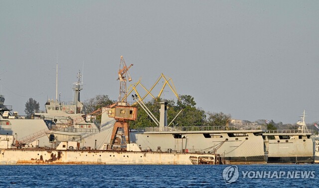 ▲ 25일(현지시각) 쿠바의 수도 아바나에 정박한 쿠바 국경수비대 선박. 출처=AFPⓒ연합뉴스