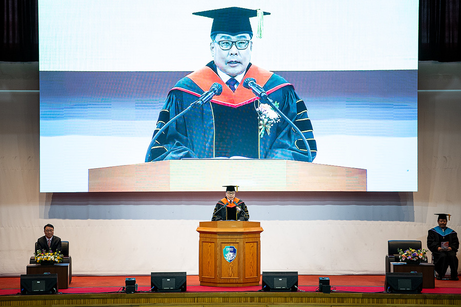 ▲ 변창훈 총장이 신입생에게 입학식사를 하고 있다.ⓒ대구한의대