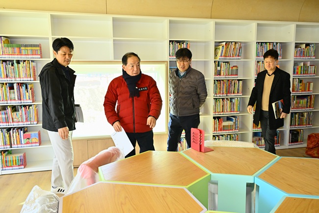 ▲ 이병선 속초시장이 26일 속초어린이영어도서관 현장을 찾아 시설 전반을 직접 살펴보며 공간 구성과 운영 준비 상황 등을 점검했다. ⓒ속초시