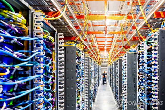 ▲ 데이터센터 내부. 출처=로이터ⓒ연합뉴스