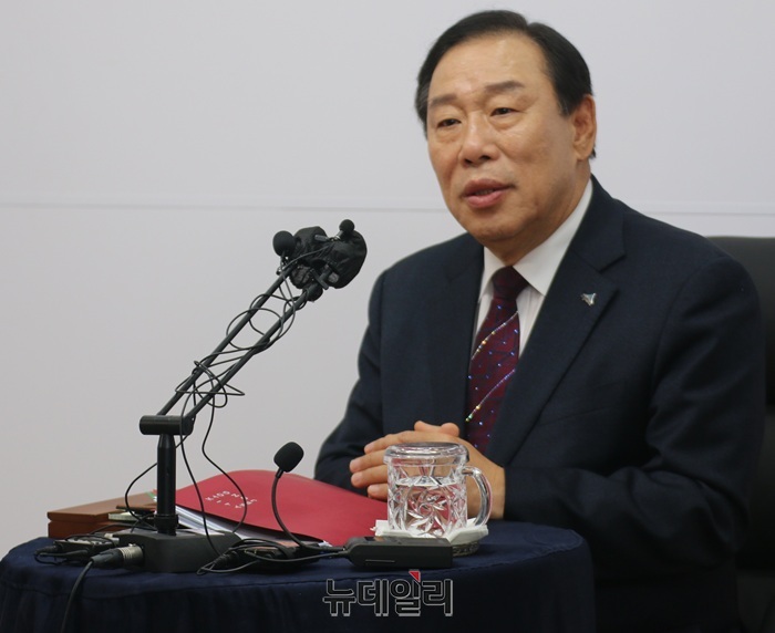 ▲ 최민호 세종시장이 26일 오후 세종시청 정음실에서 기자회견을 열고, 전날(25일) 김민석 국무총리 주재로 열린 간담회 결과를 설명하고 있다.ⓒ이길표 기자