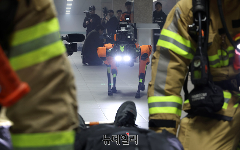 [포토] 사족보행로봇 활용 요구조자 탐색·구조 시연하는 서울소방재난본부 