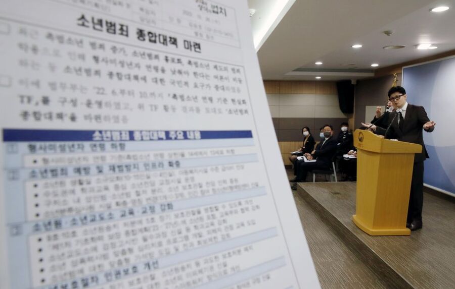 ▲ 한동훈 법무부 장관이 26일 정부과천청사 법무부에서 소년범죄 종합대책 브리핑을 하고 있다. 종합대책 주요내용은 형사미성년자 연령하향(14에서 13세), 소년범죄 예방 및 재범방지 인프라 확충, 소년원-소년교도소 교육 강화 등으로 구성됐다. ⓒ뉴시스