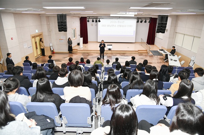 ▲ 2026 청소년 해외 배낭연수 1차 선발심사가 26일 화천커뮤니티센터에서 최문순 군수를 비롯해 지역 중고교생 지원자들이 참석한 가운데 열렸다. ⓒ화천군