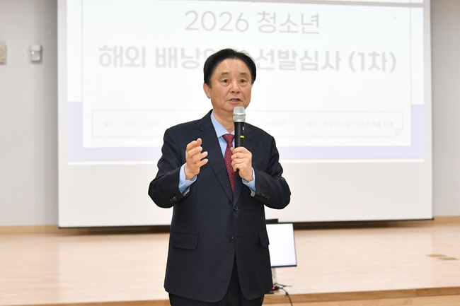 ▲ 2026 청소년 해외 배낭연수 1차 선발심사가 26일 화천커뮤니티센터에서 최문순 군수를 비롯해 지역 중고교생 지원자들이 참석한 가운데 열렸다. ⓒ화천군