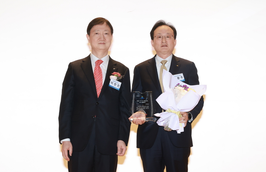 ▲ 지난 25일 금융감독원에서 열린 '2025년 1사1교 금융교육 우수 사례 시상식'에서 이찬진 금융감독원장(좌측)과 이환주 KB국민은행장이 기념촬영을 하고 있다.ⓒKB국민은행