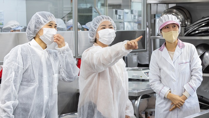 ▲ 구연희 세종교육감 권한대행(왼쪽)이 6일 보람고등학교에서 방문해 학교급식 신학기 준비 상황 점검을 하고 있다.ⓒ세종교육청