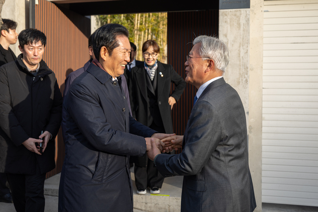 ▲ 정청래 더불어민주당 대표가 지난달 1일 경남 양산 평산마을 문재인 전 대통령 사저를 찾아 문 전 대통령을 예방하고 있다. (사진=더불어민주당 제공) ⓒ뉴시스