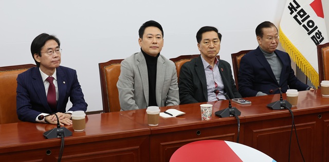▲ 장동혁 국민의힘 대표와 중진의원들이 26일 오전 서울 여의도 국회에서 면담을 하고 있다. ⓒ뉴시스