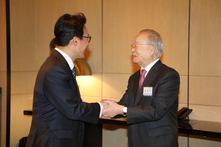 ▲ 손경식 한국경영자총협회(경총) 회장(오른쪽)이 26일 서울 종로구 포시즌스 호텔에서 열린 한국경영자총협회 오찬 간담회 및 K-국정설명회에서 김민석 총리와 악수하고 있다.ⓒ경총