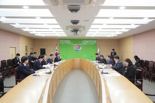 ▲ 육동한 춘천시장이 26일 춘천바이오산업진흥원 BIO-1동 대회의실에서 열린 2026년 춘천바이오산업진흥원 1차 정기이사회에 참석했다. ⓒ춘천시