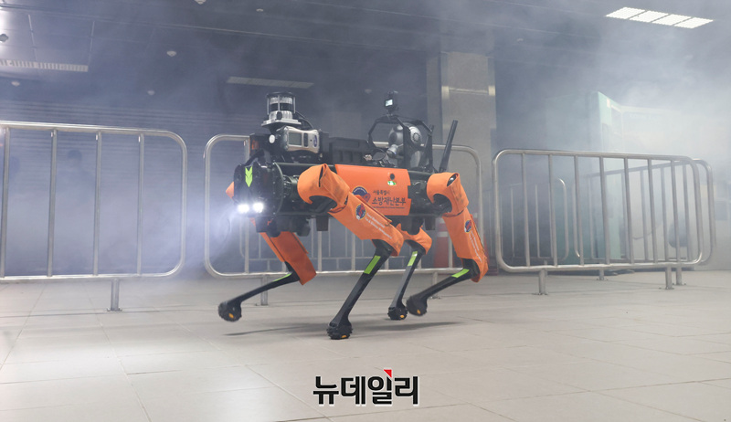▲ 26일 오후 서울소방학교 캠퍼스 내 지하철훈련장에서 사족보행로봇이 요구조자 탐색 시연을 하고 있다. ⓒ서성진 기자
