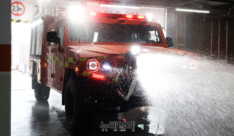 ▲ 저상소방차가 지하주차장에 진입해 방수포를 활용한 화재 진압 시연을 하고 있다. ⓒ서성진 기자
