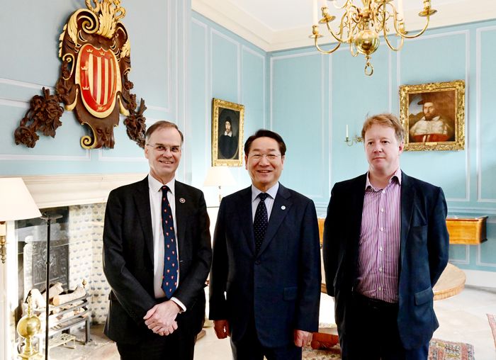 ▲ 유정복(가운데) 인천시장이 25일(현지시간) 영국 케임브리지대에서 폴 브리스토 케임브리지셔-피터버러 시장(오른쪽), 앤디 파커 케임브리지대 피터하우스 학장과 기념 촬영을 하고 있다.ⓒ인천시 제공