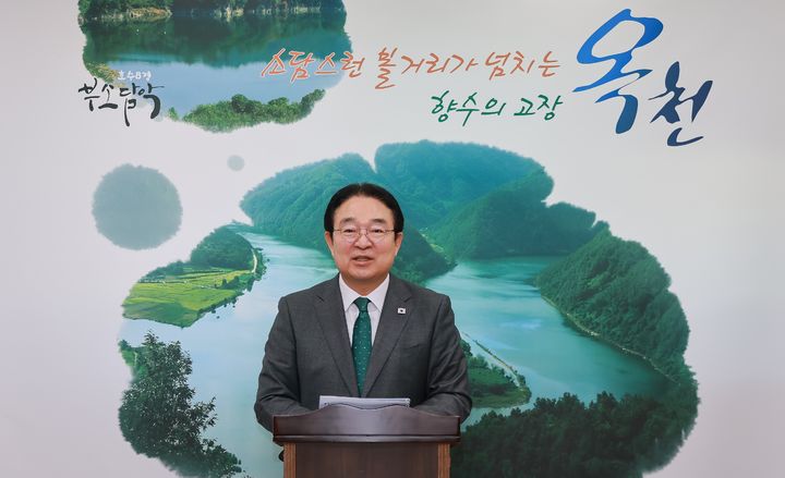 ▲ 황규철 옥천군수가 26일 농어촌 기본소득 첫 지급일을 하루 앞두고 군청 군정홍보실에서 대군민 발표를 하고 있다. ⓒ옥천군