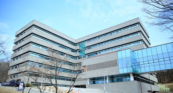 ▲ 첨단바이오융합대학이 들어선 신축 혜강관 전경.ⓒ아주대