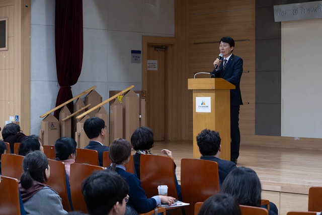 ▲ 김민철 경기도시장상권진흥원 원장이 지난 24일 경기도인재개발원에서 열린 남부권역 지원사업 설명회에서 인사말을 하고 있다. ⓒ경기도시장상권진흥원 제공