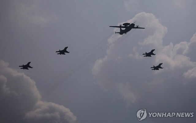 ▲ 비행 중인 중국 인민해방군 공군 소속 항공기. 출처=EPAⓒ연합뉴스