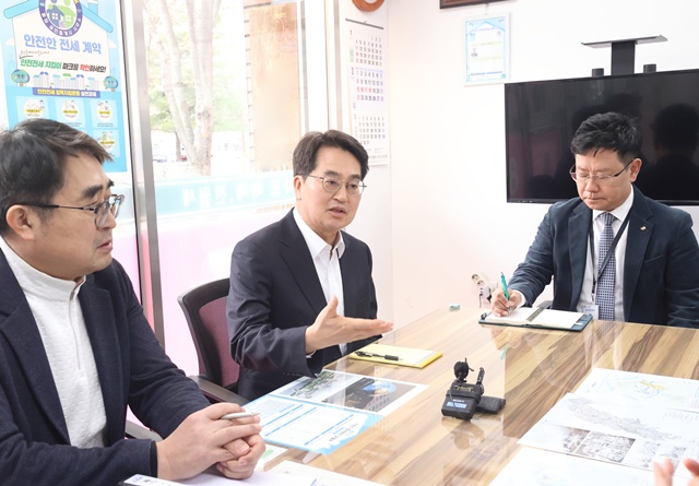 ▲ 김동연 경기도지사(가운데)가 26일 하남시내 A공인중개사사무소를 찾아 공인중개사들과 대화하고 있다. ⓒ경기도 제공