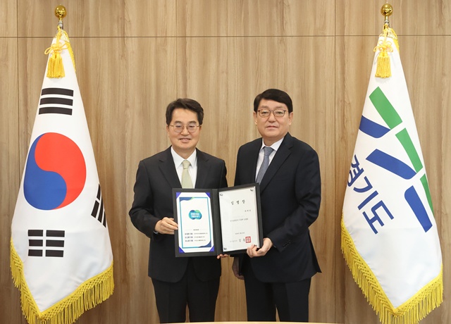 ▲ 박재만 경기교통공사 신임 사장(오른쪽)이 26일 경기도청에서 김동연 경기도지사로부터 임명장을 받고 기념촬영을 하고 있다. ⓒ경기도 제공