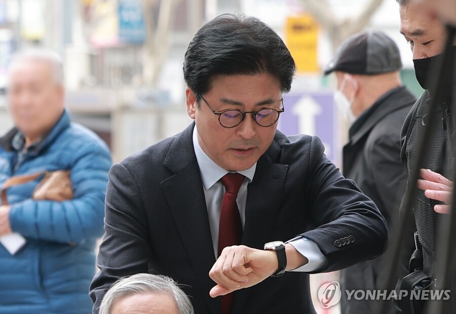 ▲ 국민의힘 김종혁 전 최고위원이 26일 서울 양천구 서울남부지방법원에서 열린 당 중앙윤리위원회의 탈당 권유 처분 효력 정지 가처분 신청 사건 심문 기일에 출석하고 있다. ⓒ연합뉴스